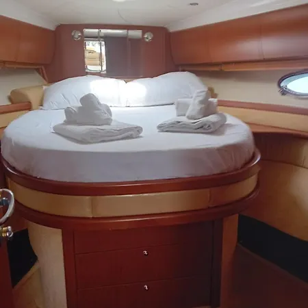 Boat Hotel na wodzie
